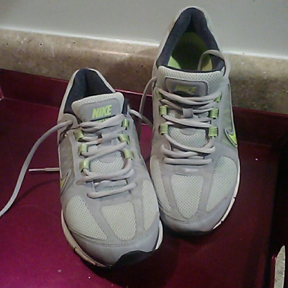 Nike Vomero 7 athletic shoes - Picture 2 of 3